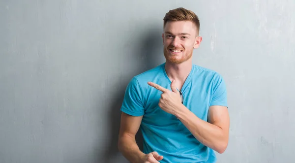 Joven Pelirrojo Sobre Pared Gris Grunge Vistiendo Atuendo Casual Alegre — Foto de Stock