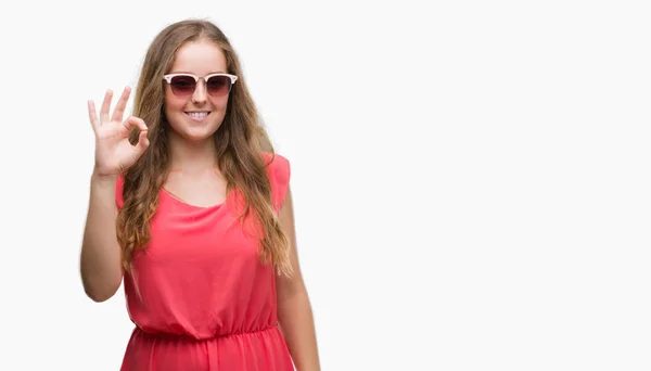 Mujer Rubia Joven Con Gafas Sol Color Rosa Haciendo Signo —  Fotos de Stock