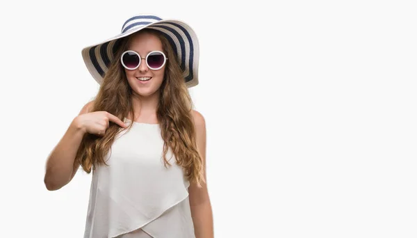 Νεαρή Ξανθιά Γυναίκα Που Φοράει Γυαλιά Ηλίου Και Καλοκαιρινό Καπέλο — Φωτογραφία Αρχείου
