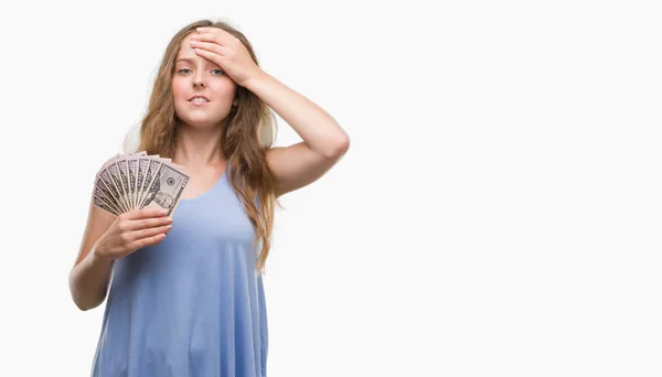 Mujer Rubia Joven Sosteniendo Dólares Estresados Con Mano Cabeza Conmocionados —  Fotos de Stock