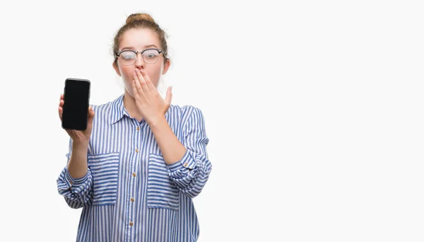 Unga Blonda Kvinnan Med Smartphone Täcker Munnen Med Handen Chockade — Stockfoto