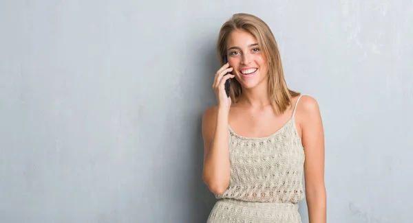 Mooie Jonge Vrouw Grunge Grijs Muur Spreken Telefoon Met Een — Stockfoto