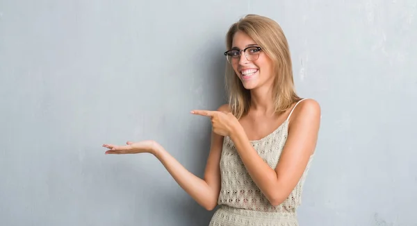 Hermosa Mujer Joven Pie Sobre Pared Gris Grunge Con Gafas —  Fotos de Stock