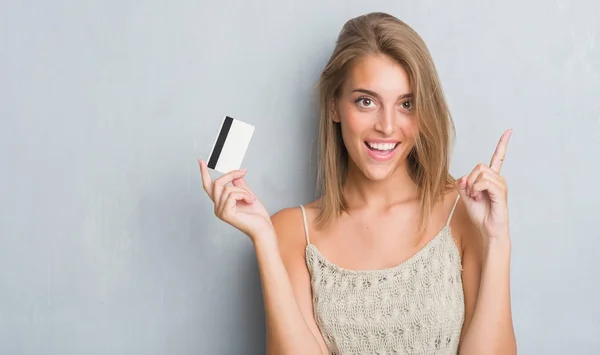 Mooie Jonge Vrouw Grunge Grijs Muur Holding Creditcard Verrast Met — Stockfoto