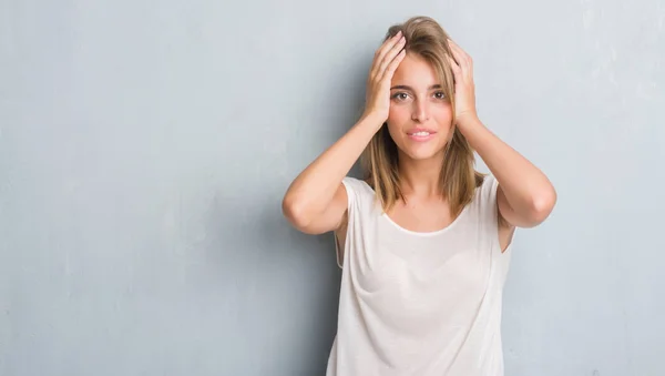 Mooie Jonge Vrouw Permanent Grunge Grijs Muur Benadrukt Met Hand — Stockfoto