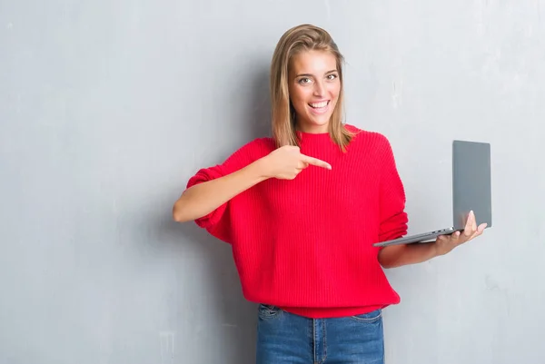 Piękna Młoda Kobieta Streszczenie Szary Mur Przy Użyciu Komputera Laptop — Zdjęcie stockowe