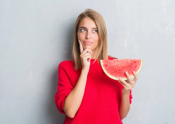 Hermosa Mujer Joven Sobre Pared Gris Grunge Comer Sandía Cara —  Fotos de Stock