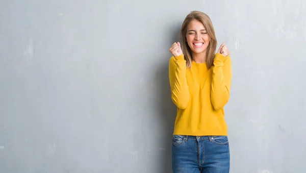 Schöne Junge Frau Die Über Grunge Grauer Wand Steht Aufgeregt — Stockfoto