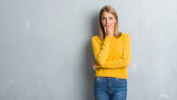 Mooie Jonge Vrouw Permanent Grunge Grijs Muur Zoek Vertrouwen Camera — Stockfoto