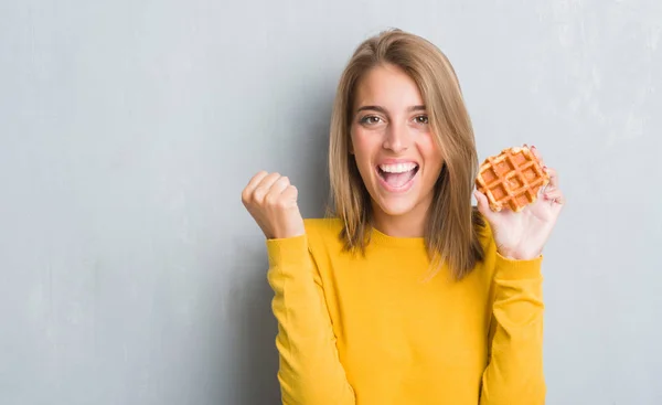 Gyönyörű Fiatal Evés Waffle Büszke Sikoltozik Ünnepeljük Győzelem Siker Nagyon — Stock Fotó