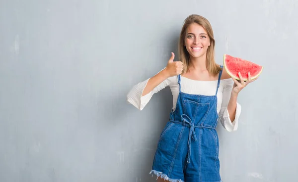 Schöne Junge Frau Über Grunge Grey Wall Eating Water Melon — Stockfoto