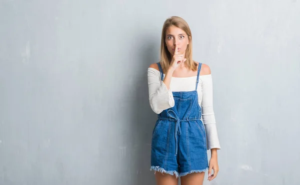 Hermosa Mujer Joven Pie Sobre Pared Gris Grunge Pidiendo Estar — Foto de Stock