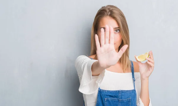 Schöne Junge Frau Über Grunge Grauer Wand Mit Zitronenscheibe Der — Stockfoto