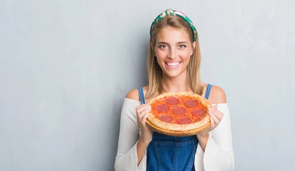 Beautiful Young Woman Grunge Grey Wall Eating Pepperoni Pizza Happy — Stock Photo, Image