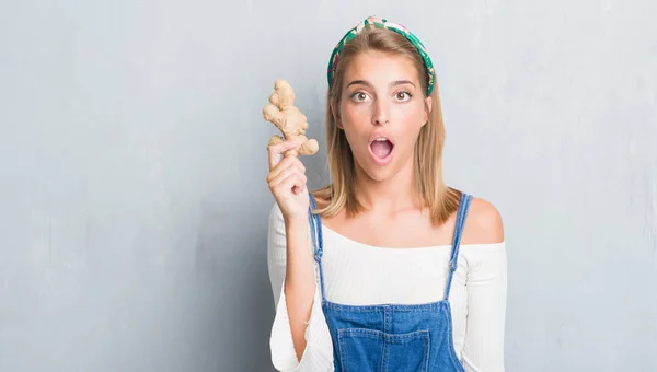 Beautiful Young Woman Grunge Grey Wall Holding Fresh Ginger Scared — Stock Photo, Image