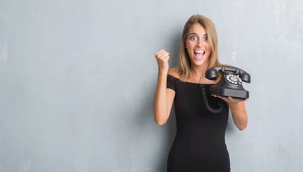 Mulher Bonita Sobre Grunge Parede Cinza Segurando Telefone Vintage Gritando — Fotografia de Stock