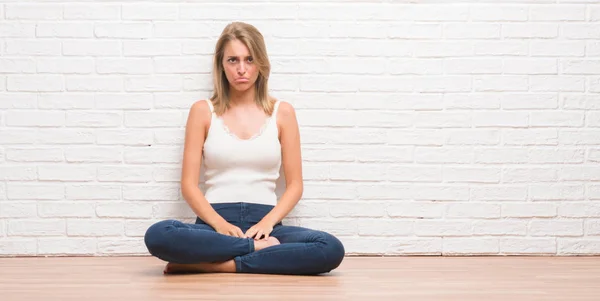 Mooie Jonge Vrouw Zittend Vloer Thuis Depressief Bang Voor Nood — Stockfoto