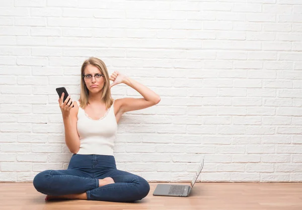 Vacker Ung Kvinna Som Sitter Den Våningen Textning Med Smartphone — Stockfoto