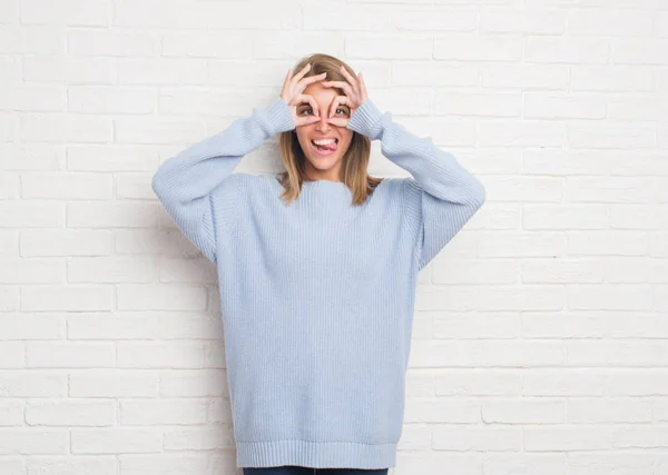 Bella Giovane Donna Sopra Muro Mattoni Bianchi Facendo Gesto Come — Foto Stock