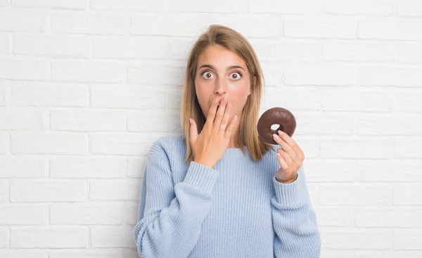 Mulher Bonita Sobre Parede Tijolo Branco Comendo Boca Cobertura Donut — Fotografia de Stock