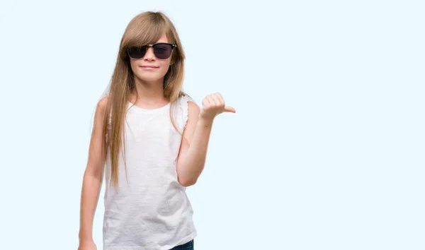 Giovane Bambina Bionda Con Gli Occhiali Sole Che Punta Con — Foto Stock