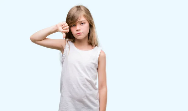 Jovem Criança Loira Com Rosto Irritado Sinal Negativo Mostrando Antipatia — Fotografia de Stock