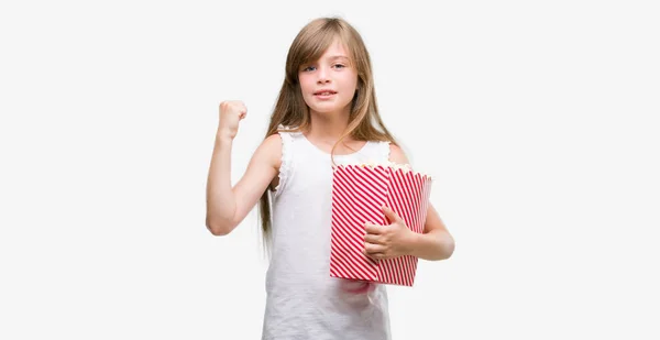 Jovem Criança Loira Segurando Pipoca Pacote Gritando Orgulhoso Celebrando Vitória — Fotografia de Stock