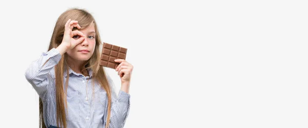 Jovem Criança Loira Segurando Barra Chocolate Com Rosto Feliz Sorrindo — Fotografia de Stock