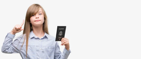 Joven Niño Rubio Con Pasaporte Americano Sorprendido Con Una Idea — Foto de Stock