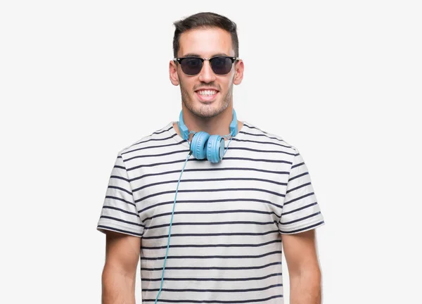 Joven Guapo Usando Auriculares Con Una Sonrisa Alegre Fresca Cara —  Fotos de Stock