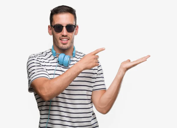 Bonito Jovem Vestindo Fones Ouvido Espantado Sorrindo Para Câmera Apresentar — Fotografia de Stock