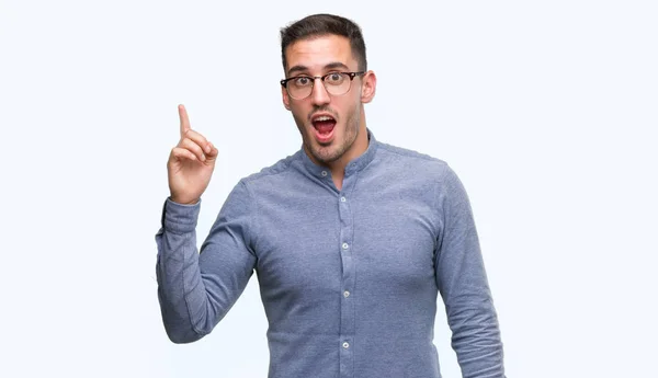 Guapo Joven Elegante Hombre Con Gafas Apuntando Con Dedo Hacia — Foto de Stock