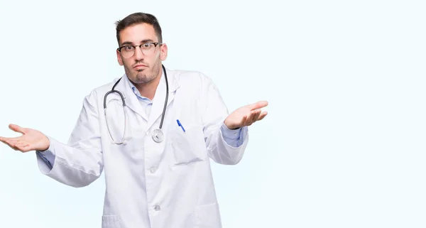 ハンサムな若い医者の腕と手を上げて男の無知と混乱式 疑いのコンセプト — ストック写真