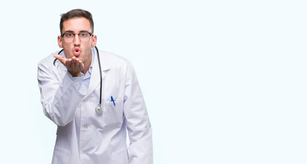 Guapo Joven Médico Hombre Mirando Cámara Soplando Beso Con Mano — Foto de Stock