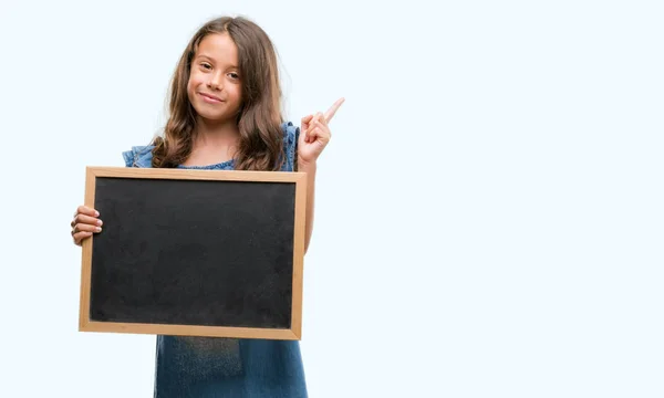 Blackboard Çok Mutlu Parmak Ile Tarafına Işaret Tutan Esmer Latin — Stok fotoğraf