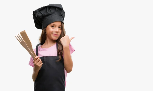 Bruna Ragazza Ispanica Indossa Uniforme Cuoco Che Indica Mostra Con — Foto Stock