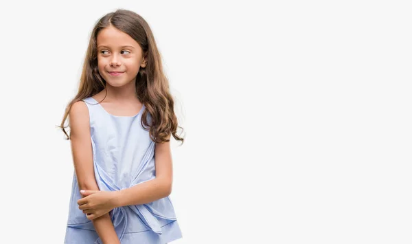 Brünettes Hispanisches Mädchen Lächelt Und Schaut Seite Seite Und Starrt — Stockfoto