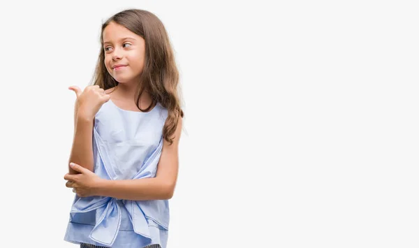 Morena Hispânica Menina Sorrindo Com Rosto Feliz Olhando Apontando Para — Fotografia de Stock