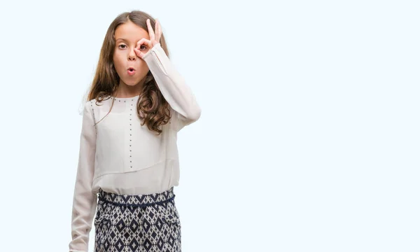 Μελαχρινή Κορίτσι Ισπανόφωνος Κάνει Εντάξει Χειρονομία Συγκλονισμένη Την Έκπληξη Πρόσωπο — Φωτογραφία Αρχείου