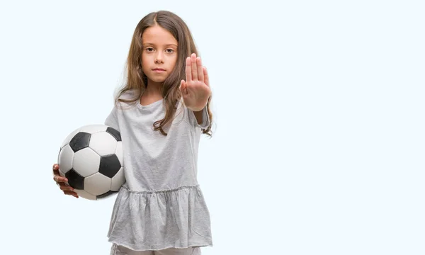 Morena Hispânica Menina Segurando Bola Futebol Com Mão Aberta Fazendo — Fotografia de Stock