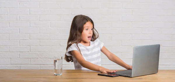 Jovem Garoto Hispânico Sentado Mesa Usando Laptop Computador Assustado Choque — Fotografia de Stock