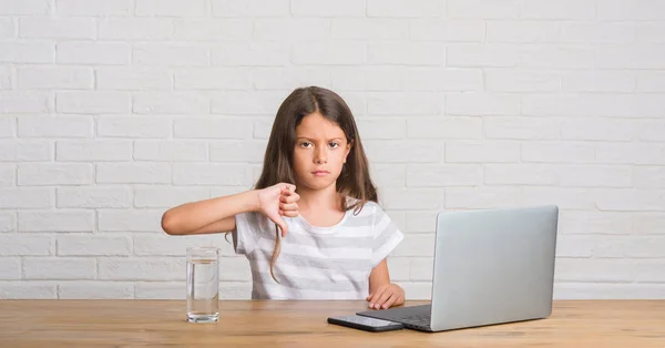 Jovem Criança Hispânica Sentada Mesa Usando Laptop Computador Com Rosto — Fotografia de Stock
