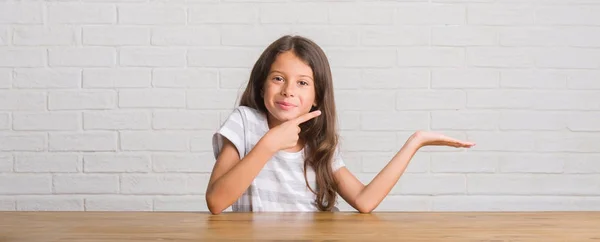 Jonge Latino Jongen Zittend Tafel Thuis Verbaasd Lachend Naar Camera — Stockfoto