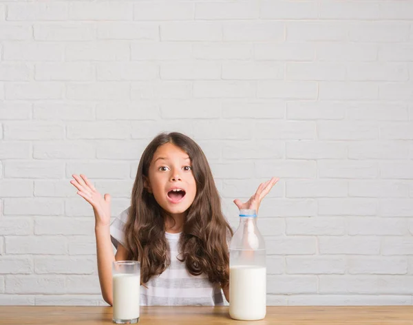 Jonge Latino Jongen Zittend Tafel Drinken Van Een Glas Melk — Stockfoto