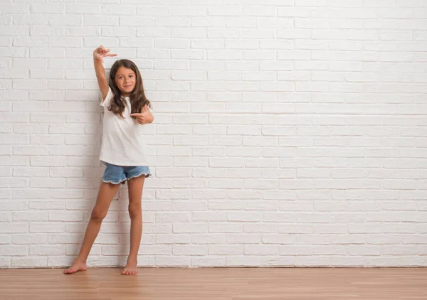 Niño Hispano Joven Pisando Pared Ladrillo Blanco Sonriendo Haciendo Marco —  Fotos de Stock