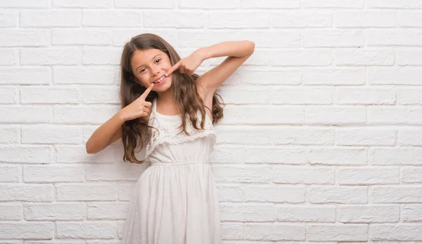 Niño Hispano Joven Sobre Pared Ladrillo Blanco Sonriendo Confiado Mostrando — Foto de Stock