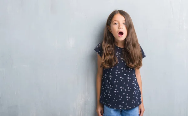 Jonge Latino Jongen Grunge Grijs Muur Bang Geschokt Met Verrassing — Stockfoto