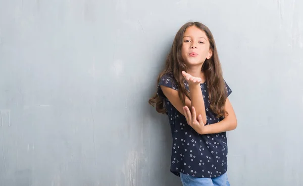 Jonge Latino Jongen Grunge Grijs Muur Kijken Naar Camera Een — Stockfoto