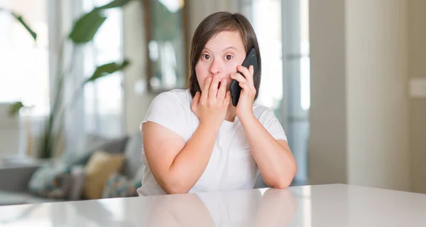 Downs Syndrom Kvinna Hemma Med Smartphone Täcker Munnen Med Handen — Stockfoto