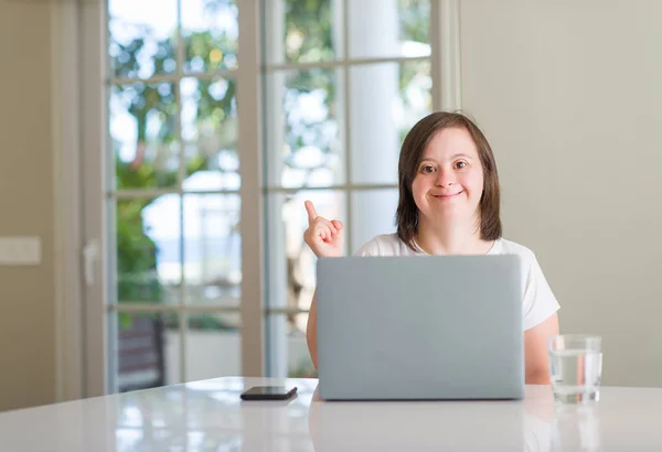 Downs Syndrom Kvinna Hemma Använder Dator Laptop Mycket Glad Pekar — Stockfoto